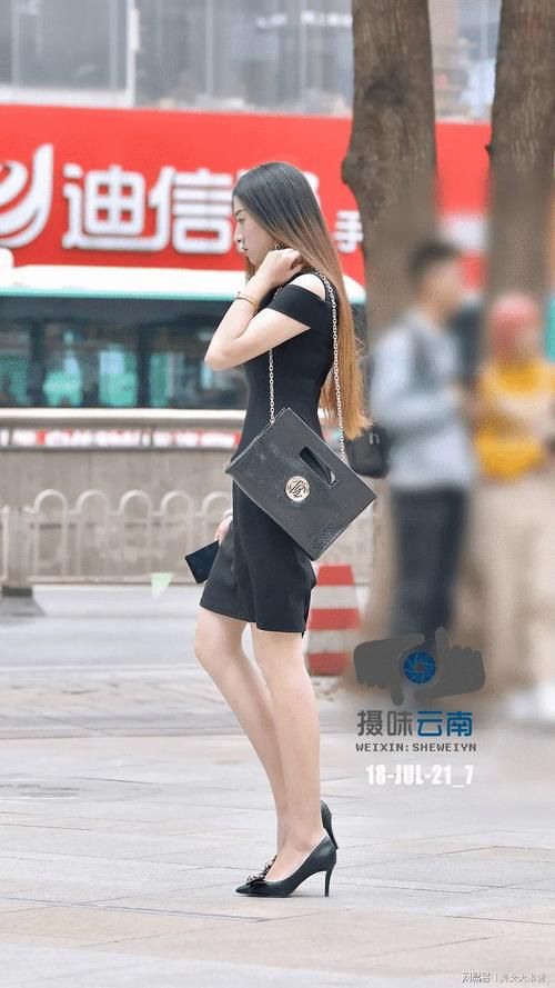 小黑裙|气质女生都爱优雅小黑裙,搭配高跟鞋,穿出不一样的味道!