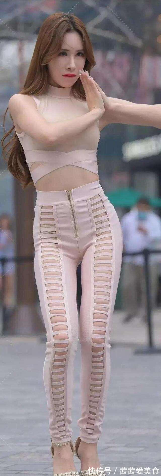 时髦 垂感很好的喇叭裤搭配白色上衣,特别显气质,走路就像带风一样