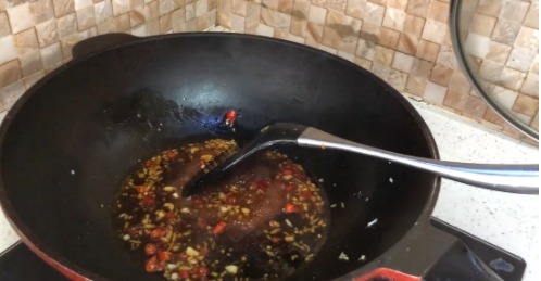 做白灼虾时,千万不要傻傻的冷水下锅煮,多加这1步,虾肉更鲜嫩