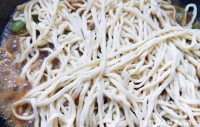 焖面|豆腐这样做比肉还香，不煎不炸，出锅连汤汁都不剩