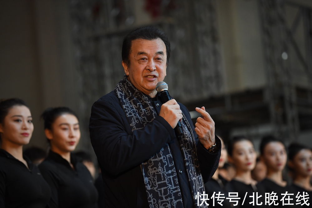 中国杂技团#《呼叫4921》用杂技呈现警察父子先后牺牲感人故事,黄宏:几度无法进行下去