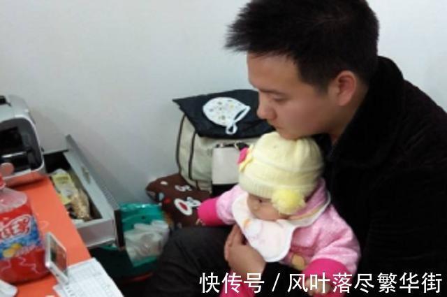 姥爷|6旬姥爷怀抱3个月大的外孙,不料却遭来“白眼”,网友笑出声