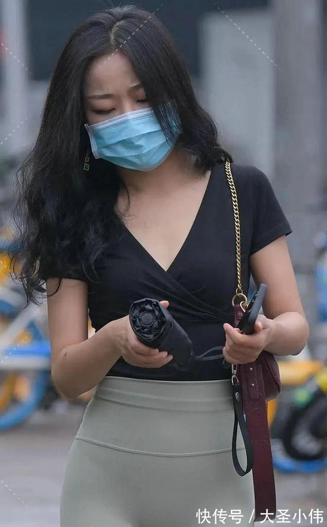 凸显|美女街拍:如果你想要凸显气场,长裙是非常好的选择,看上去更加的高贵冷艳