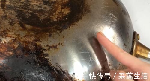 锅底烧黑了，钢丝球都刷不掉？教你个窍门，油渍黑垢轻松除干净