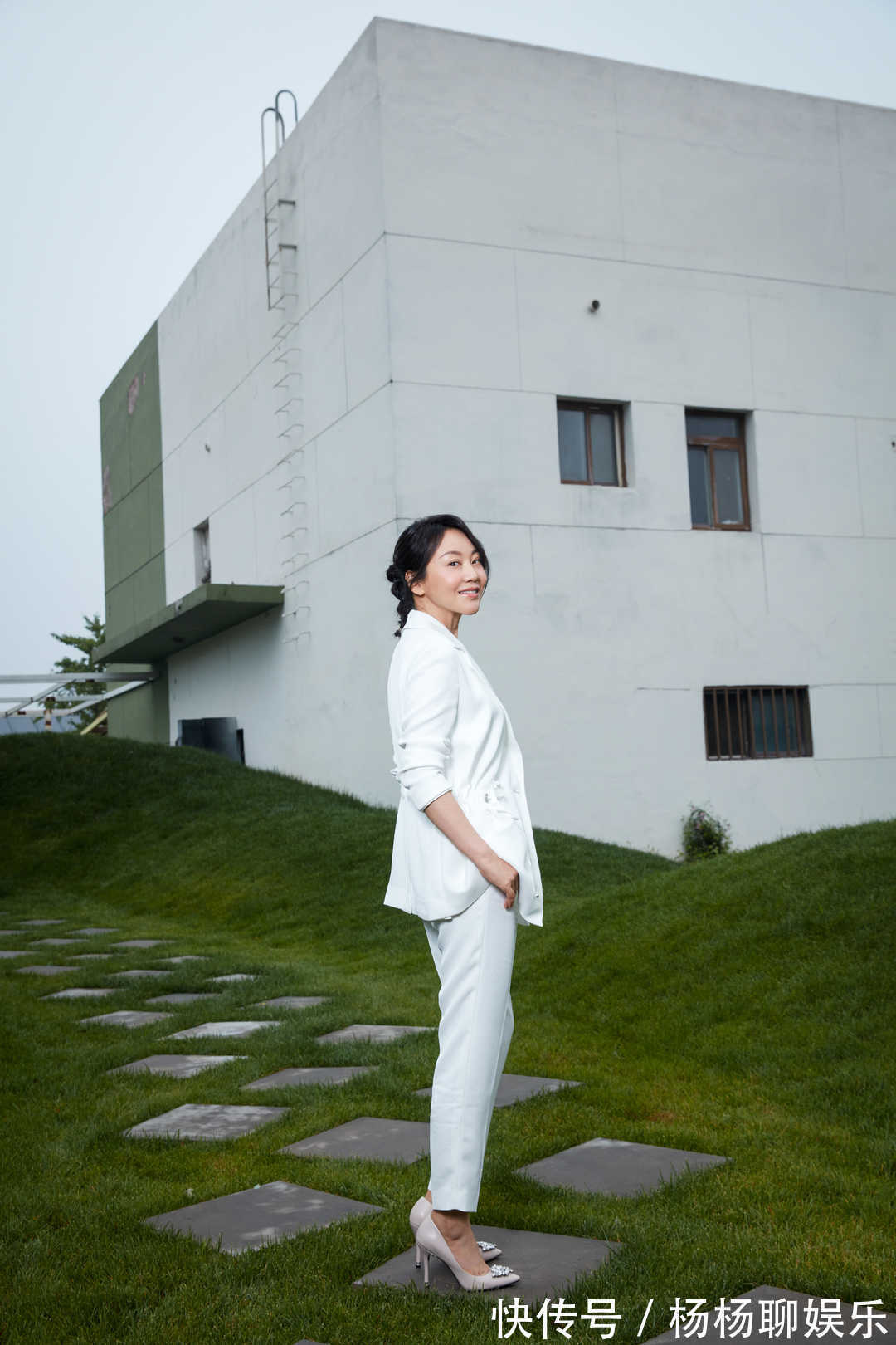 身材高挑 毛阿敏又美回来了,一身白色穿搭配短发很高级,身材高挑气场足