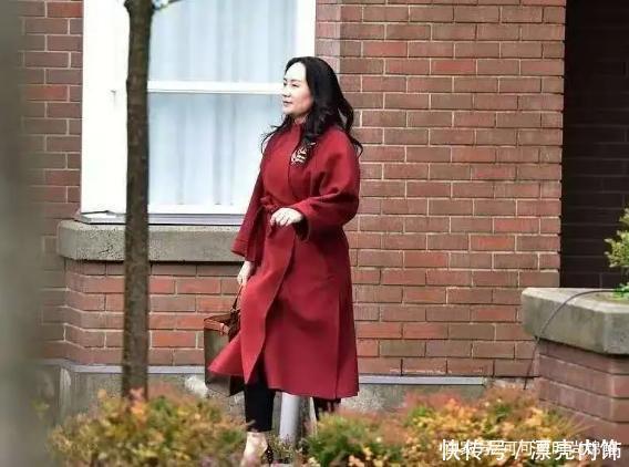 条纹|孟晚舟穿衣太有技巧,条纹衫搭修身西装裤,不“扮嫩”也不显老气