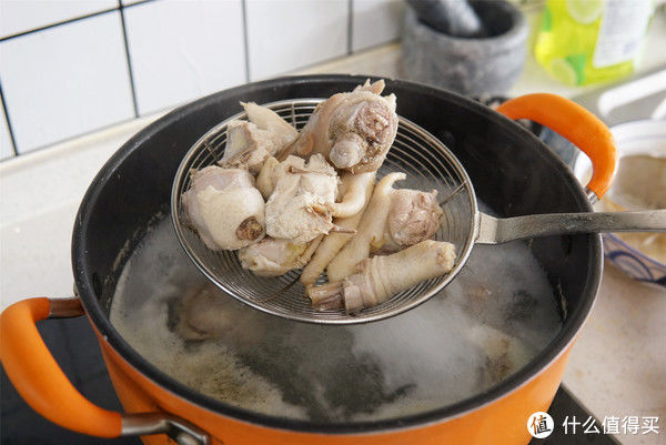 窍门|日常三餐 篇五十七：秋季炖鸡汤，记住“2不用3窍门”，鸡汤清亮鲜香，好喝人人夸