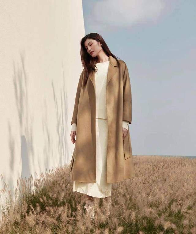  太普通|穿大衣别配阔腿裤啦，太普通！今年流行搭这3条裙子，时髦又高级