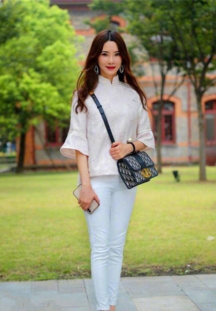 牛仔裤|街拍美女：简单的白色背心，搭配露膝牛仔裤很时髦，简约时尚