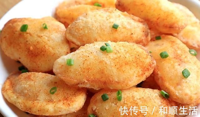 土豆又一个神奇的做法只要放盐水里泡一泡,个个鼓大泡,真解馋