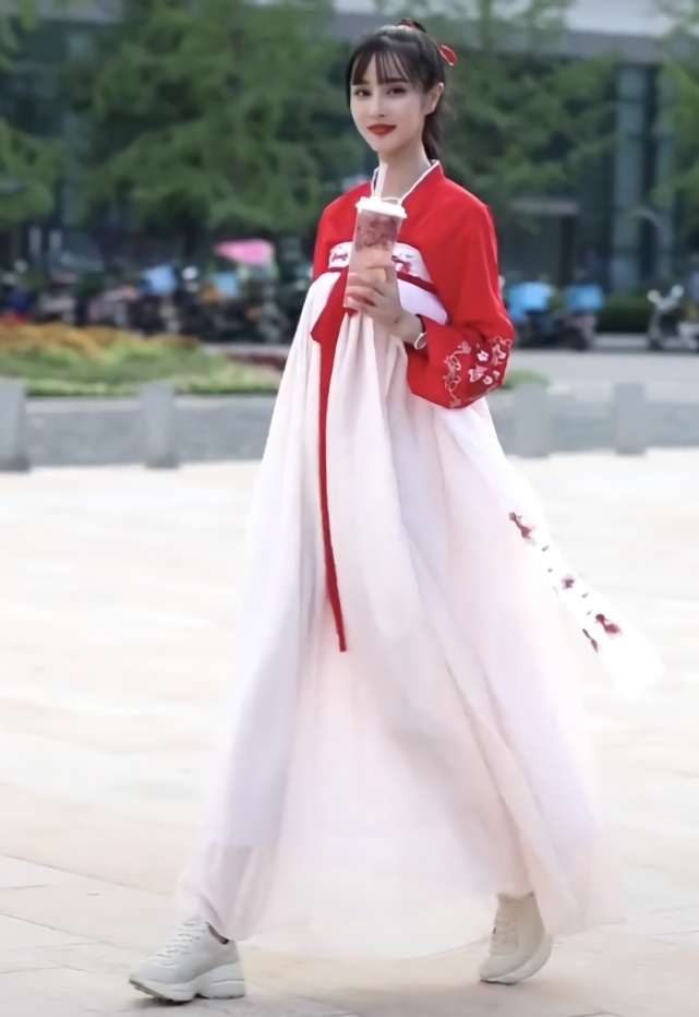 搭配|小姐姐的腿到底有多长这汉服我穿身上能拖地,她却只露脚踝!