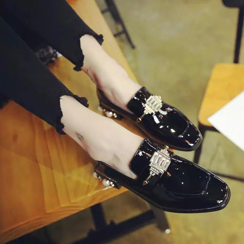 开春还在穿小白鞋？细高跟都out了，现在流行这几款