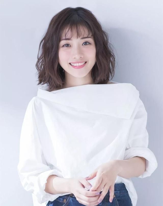 奔四的女人这样搭，今夏流行这种短发，不仅减龄还时尚