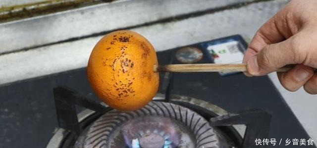 橘子放在火上烤一烤,别提作用多厉害,很多人不知道,提醒家里人