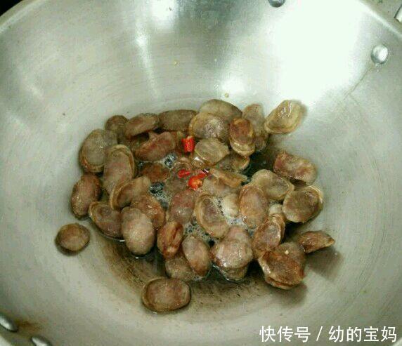 蒜薹|炒蒜薹时,直接炒是不对的,多加1步,炒好的蒜薹颜色翠绿味道好