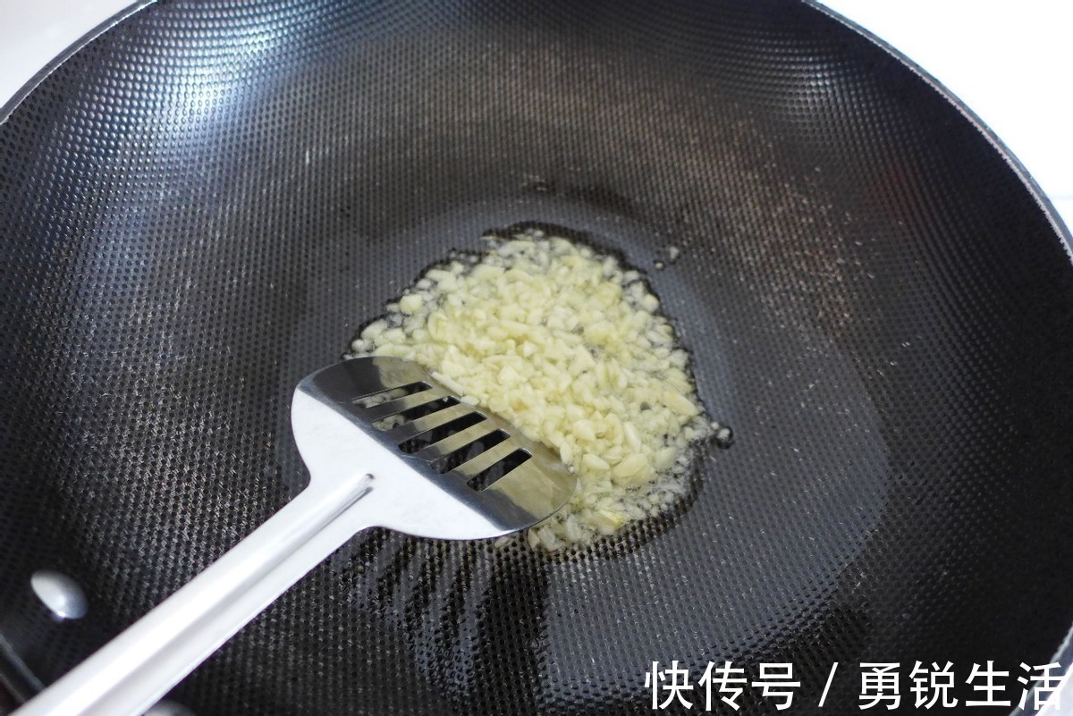 蒜瓣|油麦菜口感清爽，搭配蒜蓉素炒，太好吃了