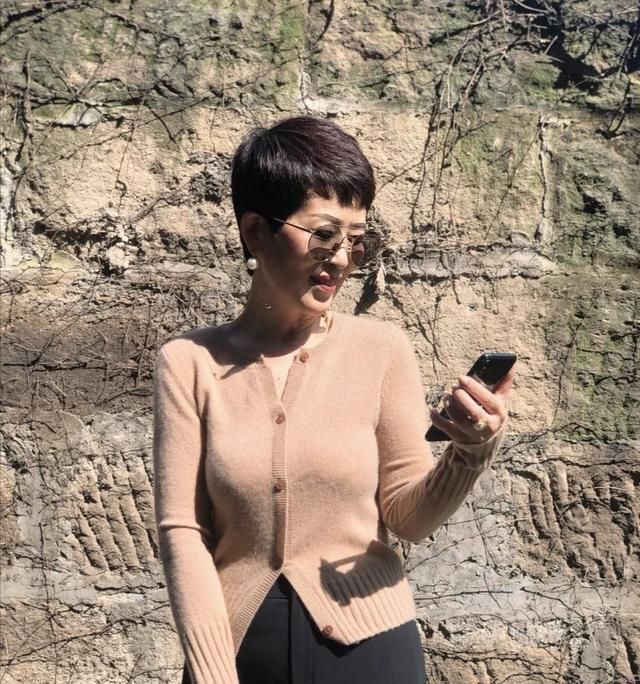 针织开衫 六十岁更要摆脱大妈感,学学她的减龄搭配术,穿出优雅的时髦范