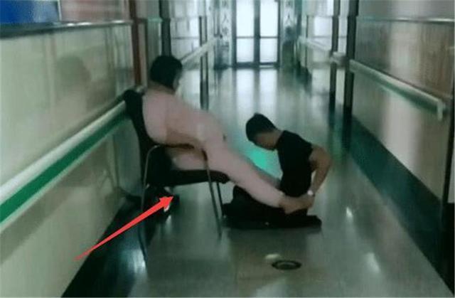 孕妇|孕妈宫口迟迟开不到十指,丈夫暖心举动被护士偷拍,网友:羡慕了