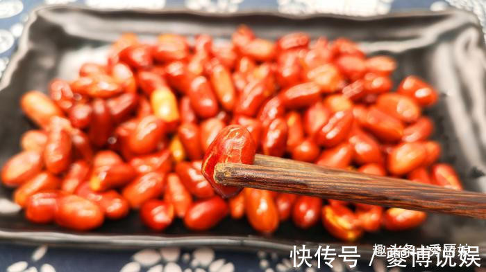 炸花生米时，出锅直接撒盐大错特错，教你一招，花生酥脆不返潮