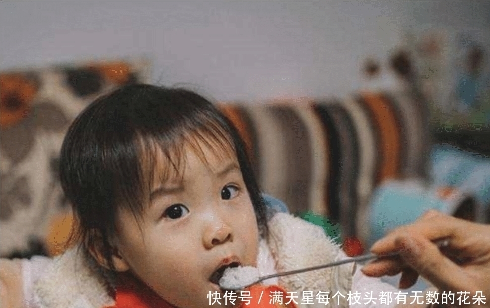大人|宝宝什么时候可以吃大人饭,很多家长不懂,太早吃不利于孩子健康