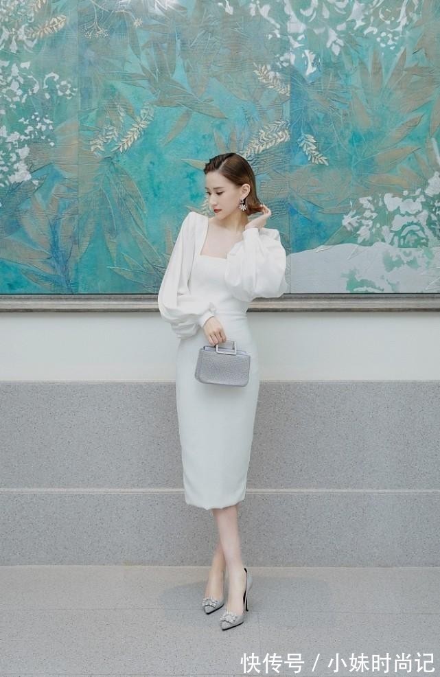 紧身|何超莲扮老成也不土,贵妇搭配更显高级,气质拿捏得正正好好