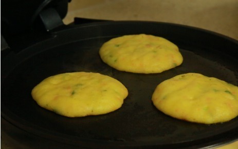 玉米面最正确的做法,开水一烫,筷子一搅,儿子说比蛋糕好吃