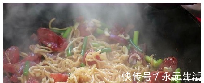 焖面|面条别再水煮了,教你1个新吃法,这样做头一次见,太好吃了!