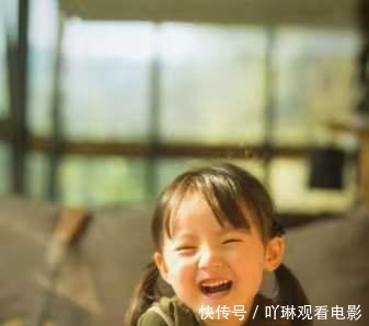 男女|孩子穿裙子的时候老是掀自己的裙子,我们该怎么让她有男女概念呢