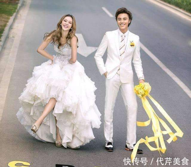 90后新娘把奶奶50年前的婚纱拿来拍照,路人都惊到了,精修图太美