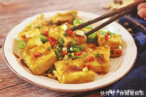  难怪|葱煎豆腐，先炒葱，还是先煎豆腐大厨都不对，难怪豆腐不入味