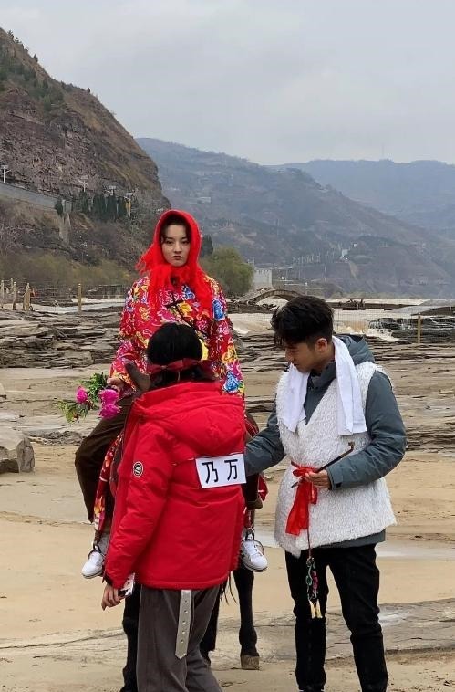 宋祖儿|《奔跑吧9》阵容强大宋祖儿变村姑!baby小红帽造型惊艳