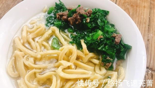 鸡蛋手擀面怎么做教你一招，面条爽滑筋道，吃着真过瘾！