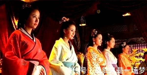 墓主@盗墓者进入墓穴,发现22个陪葬女,骨骼中都有绿色晶体,是舍利?