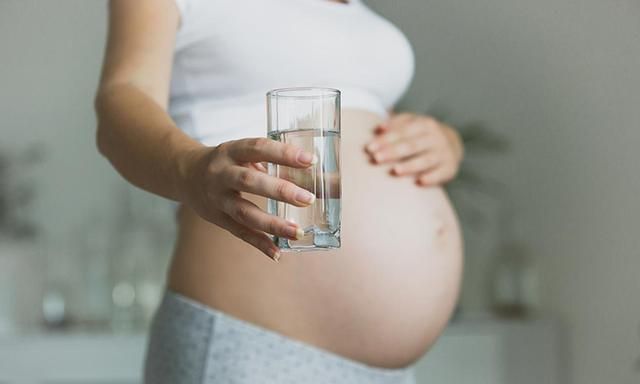 胎儿|孕期喝水有讲究,想让羊水清澈胎儿发育更好,要避开这些饮水误区