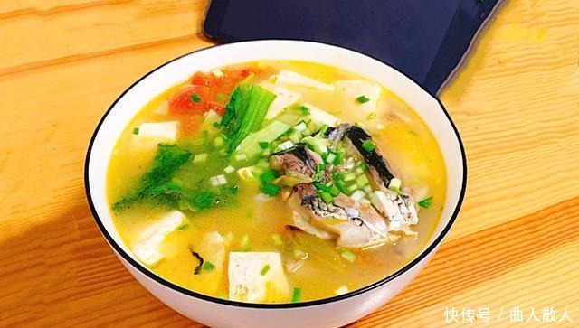 炖鱼汤时,不论哪种鱼,多加这一步,汤色浓白鲜香,营养又好喝
