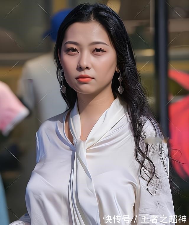 穿搭 简洁的白色职业套装,端庄又大气,尽显知性美感!