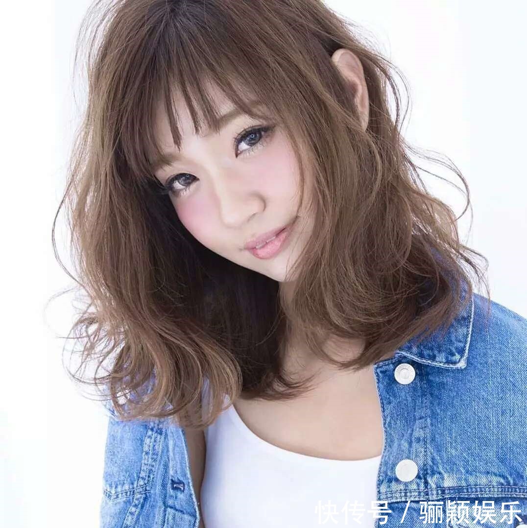 发色 换来换去,还是“锁骨烫”时髦,今秋流行的八款发型显脸小又减龄