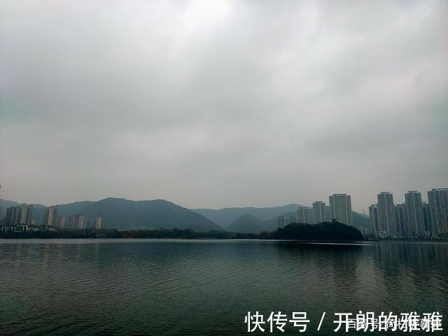 梅溪湖@《五绝·冬日游梅溪湖》逍遥碧水边,湖清树自闲