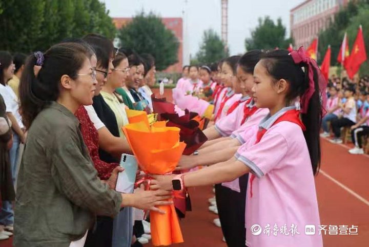 招贤小学|莒县招贤小学举行开学典礼暨教师节庆祝活动