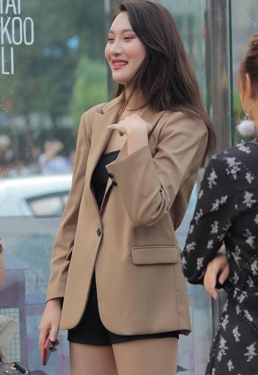 小西装搭配黑色短裤, 走在街头你就是最闪耀的潮人