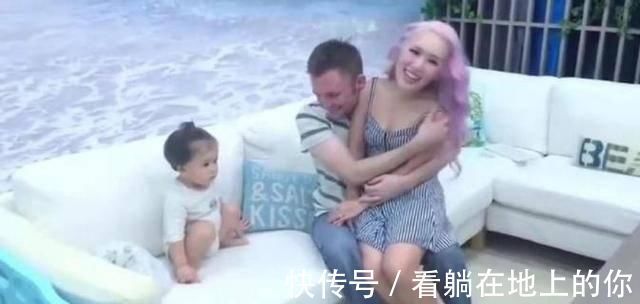 吃醋|看到妈妈坐在爸爸腿上,1岁女儿这吃醋的模样,让爸妈哭笑不得