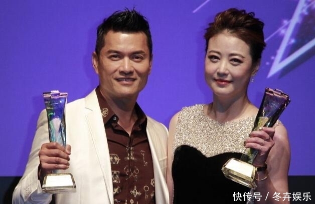 周海媚 “周芷若”周海媚秀厨艺,吃烤鸭不舍扔鸭架,独住豪宅内饰好老旧