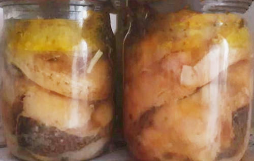 女孩把10斤鱼,切好塞玻璃瓶里,不加一滴水,半年后打开“懵”了