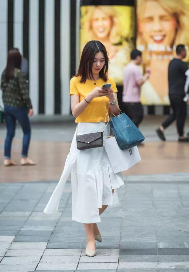 半身裙 小姐姐身穿挂脖的连衣裙,收腰及宽松的裙摆,显高又显瘦