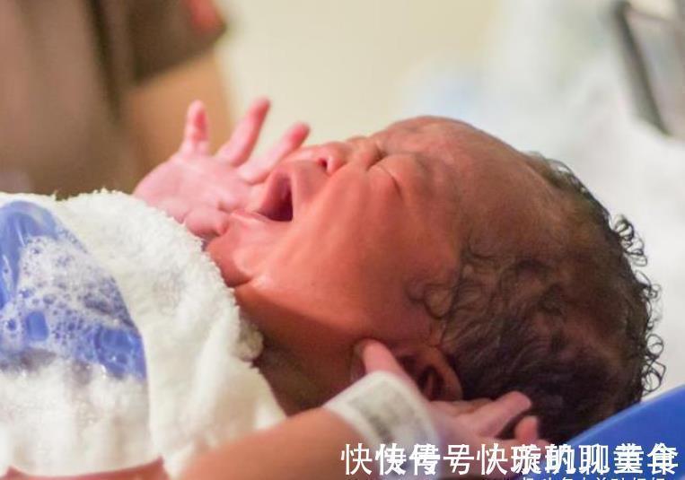 父母|生完后到底能不能立刻晒娃报喜?老人主张“瞒生”,新手父母要听