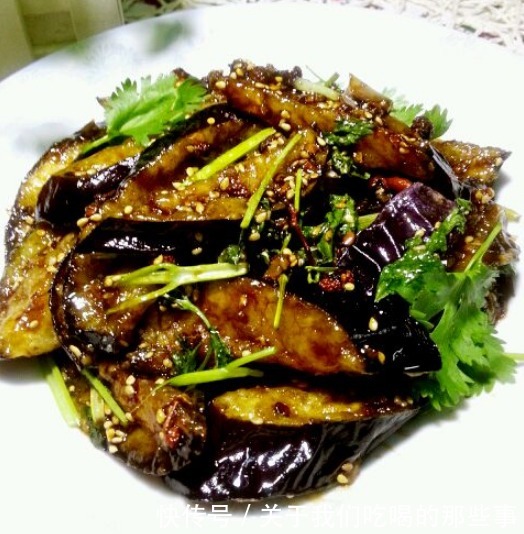 红辣椒|做风味茄子，大厨教你一招，茄子不发黑不吸油，酸甜酥脆，还入味