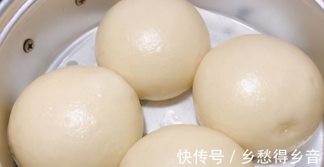 蒸馒头时,别只放酵母和白糖试一试加一点它,馒头蒸出来才香软!