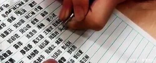 自卑|男孩手写“印刷体”走红，获赞700万，父母却叹气：他生病了