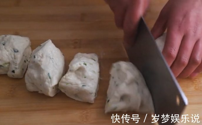 葱花饼|做法超简单的葱花饼，一口酥脆，葱香十足，好吃到停不下来