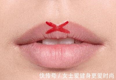 滋润型 化妆师建议涂口红不要用“嘴抿”,教你正确方法,不沾杯不掉色!